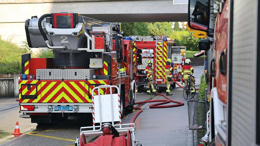 Rentnerin bei Brand in Mehrfamilienhaus in Oberwil bei Zug verletzt