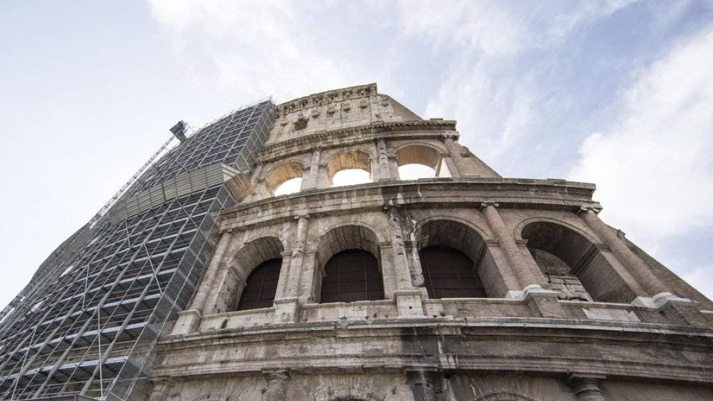 Arbeiter entfernen die Gerüste am Kolosseum in Rom. (Archiv)