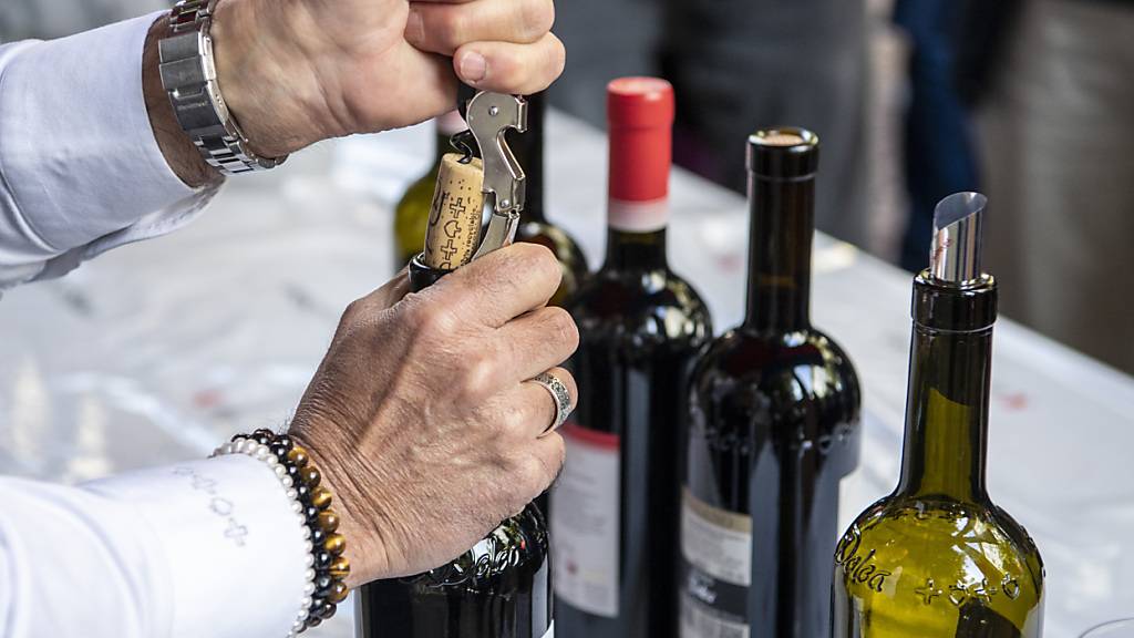 Immerhin auf dem zweiten Platz landete die Schweiz bei der Wein-Blindverkostungs-Weltmeisterschaft in Frankreich. (Archivbild)