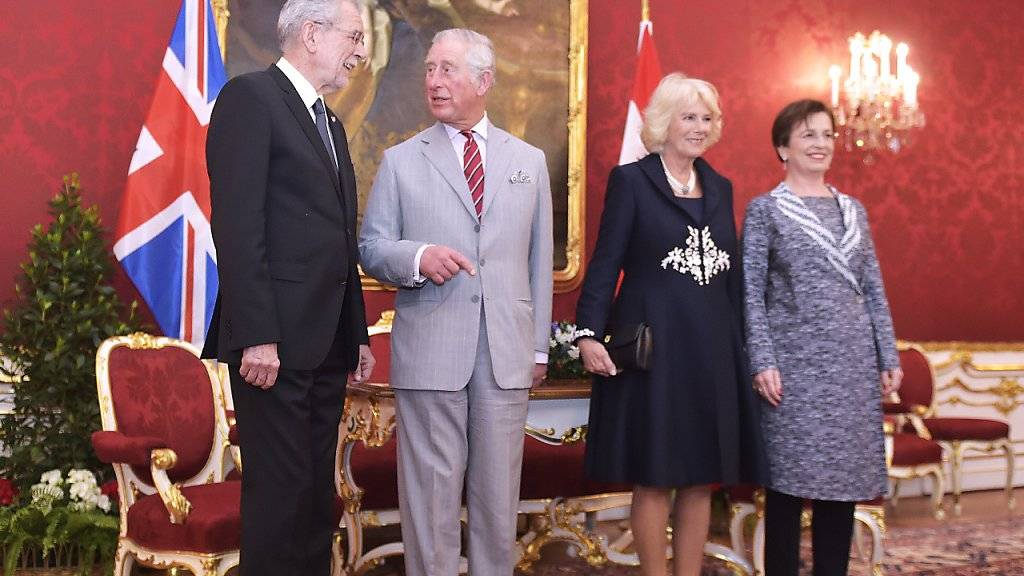 Der britische Thronfolger Prinz Charles (2.v.l.) und seine Ehefrau Herzogin Camilla (3.v.l.) werden bei ihrem Besuch in Österreich von Bundespräsident Alexander Van der Bellen (l.) und seiner Ehefrau Doris Schmidauer (r.) in der Präsidentschaftskanzlei in Wien empfangen.
