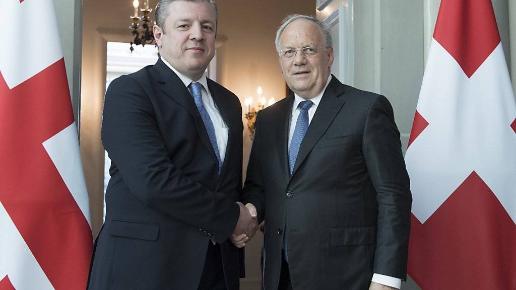 Bundespräsident Johann N. Schneider Ammann begrüsst Giorgi Kwirikashwili, Premierminister von Georgien, am Montag in Bern.