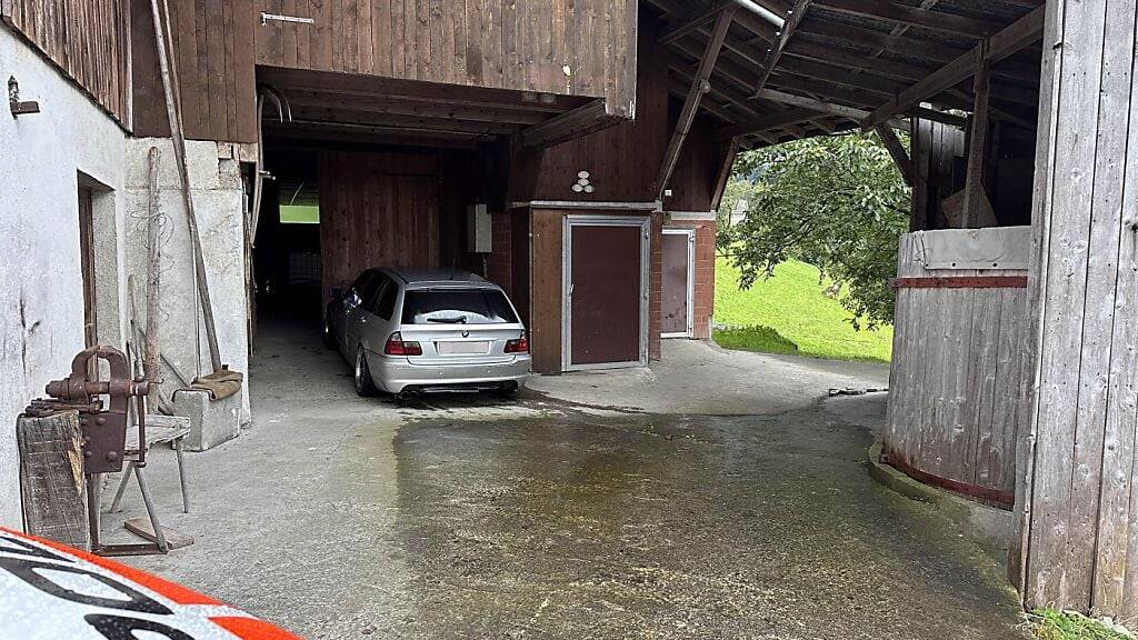 Die Kantonspolizei Schwyz fand das mutmasslich gestohlene Auto bei einem Bauernhof.