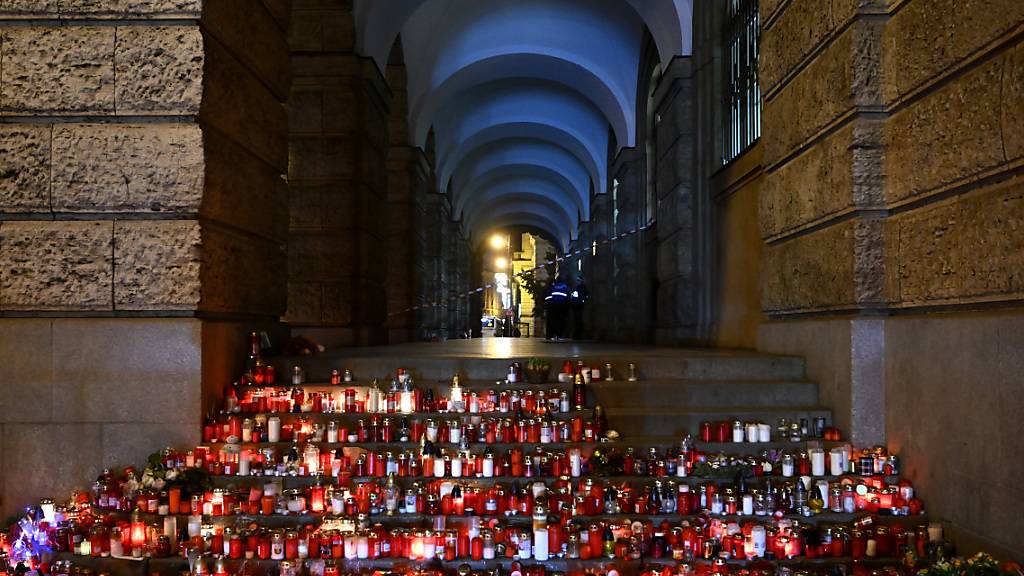 Blumen und Kerzen werden vor dem Gebäude der Philosophischen Fakultät der Karls-Universität abgelegt. Foto: Denes Erdos/AP/dpa
