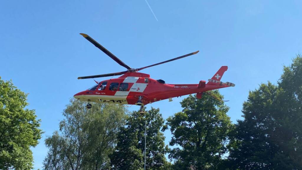 Ein Rega-Helikopter bringt den 82-Jährigen vom Zugersee in ein Spital.
