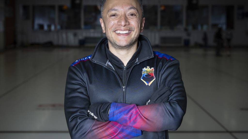 Alan Frei, die treibende Kraft hinter dem philippinischen Curling-Nationalteam, posiert Mitte November nach dem Training in der Curlinghalle Baden