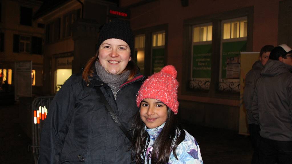 Nathalie Baumgartner mit Aisha Didi aus Lüchingen haben schon lange auf dieses Fest gewartet. Aisha ist schon seit sie zwei Jahre alt ist als Ehrendame bei den Röllelibutzen Altstätten dabei. Ihre Mutter war im Fest-OK mit dabei. (Bild: FM1Today/Noémie Bont)