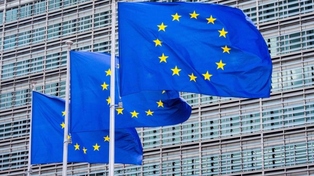 ARCHIV - Drei Fahnen der Europäischen Union wehen vor dem Berlaymont-Gebäude in Brüssel, dem Sitz der EU-Kommission. Foto: Alicia Windzio/dpa