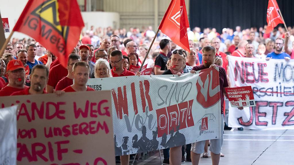 Die VW-Belegschaft positioniert sich gegen die Sparpläne des Autobauers. (Archivbild)