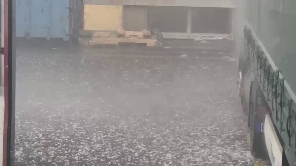 Gewitter-Chaos: Im Aargau kippen Fahrzeuge, Bäume und Strommasten um