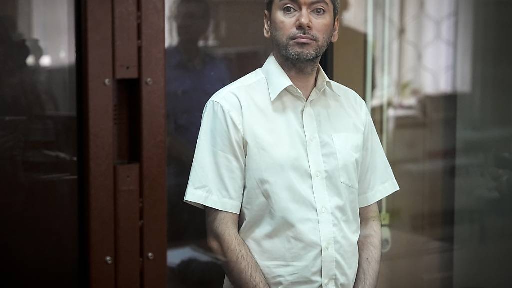 Grigori Melkonjanz, Co-Vorsitzender der angesehenen russischen Wahlbeobachtungs-Organisation Golos, steht hinter Glas in einem Gerichtssaal. Melkonjanz ist am 17.08.2023 festgenommen worden. Foto: Alexander Zemlianichenko/AP/dpa