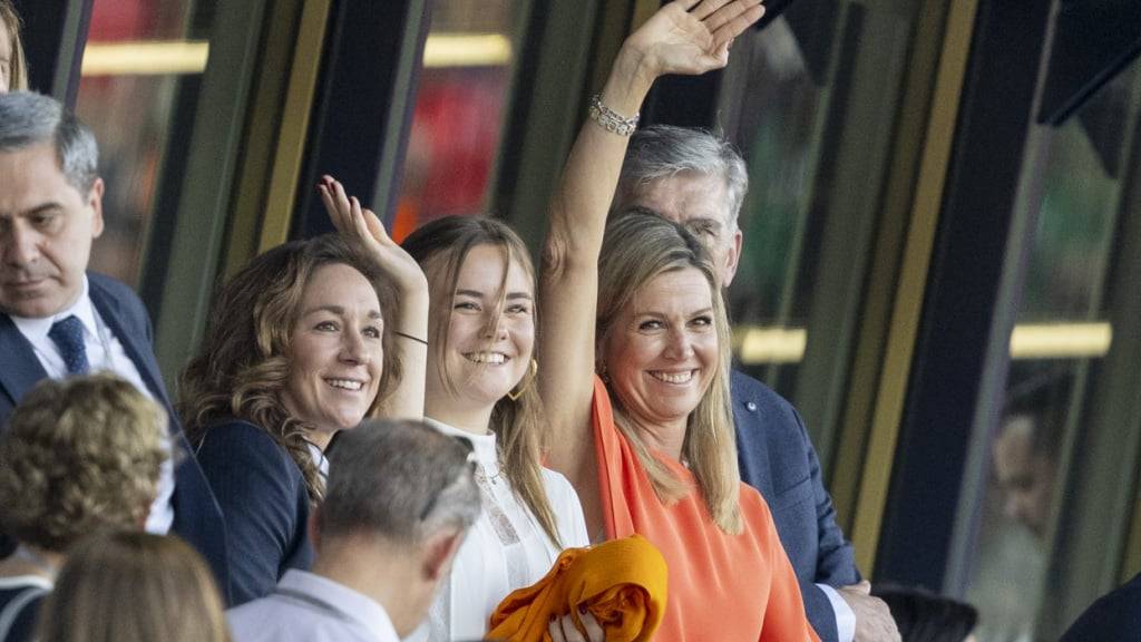 Königin Maxima (rechts) die 18-jährige Prinzessin Ariane (Mitte) zeigten sich in gelöster Stimmung.