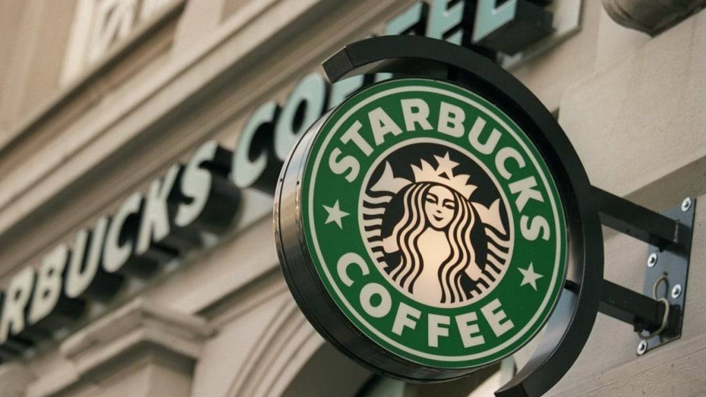 Wie viele Läden in der Schweiz von den Sparmassnahmen der US-Kaffeekette Starbucks betroffen sind, ist derzeit noch unklar. (Archivbild)
