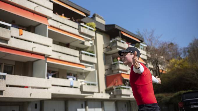 Jungspund bringt Senioren auf ihren Balkonen in Schwung