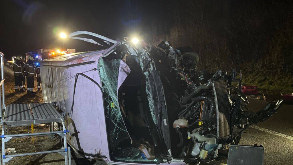 Die Frontalkollision auf der Autobahn A18 bei Aesch BL endete für eine der am Unfall Beteiligten tödlich.