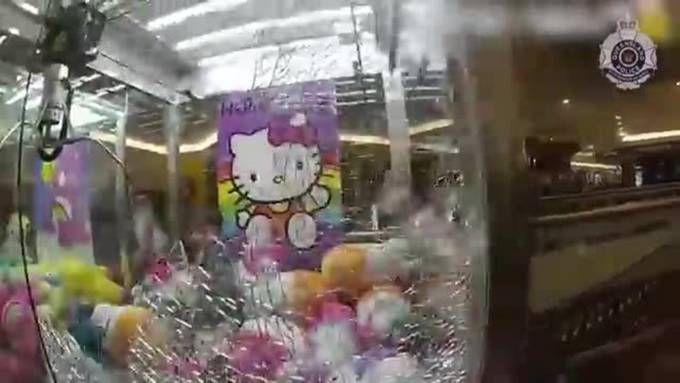 Kind steckt in Hello-Kitty-Automaten fest – Polizei muss ausrücken