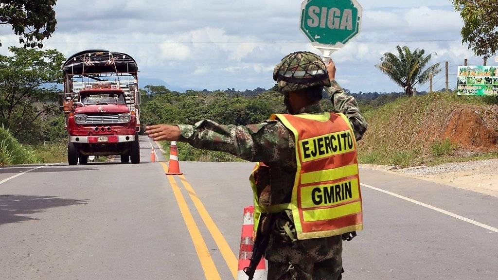 Strassenkontrolle in Kolumbien: Vor der Abstimmung über das Friedensabkommen mit der FARC-Guerilla wurden die Sicherheitsvorkehrungen im Land verstärkt.