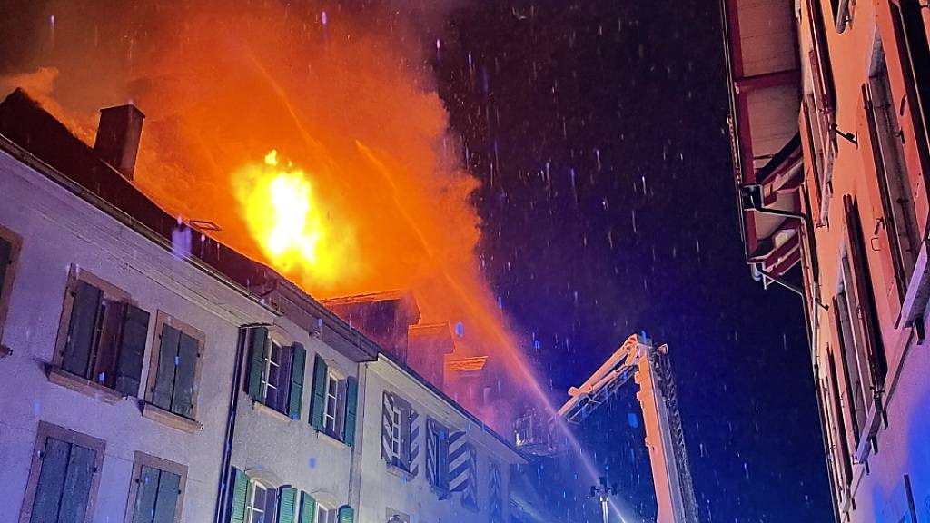 Weil die Gefahr bestand, dass die Flammen auf die Dächer der Nachbargebäude übergriffen, wurden auch deren Bewohner vorsorglich evakuiert.