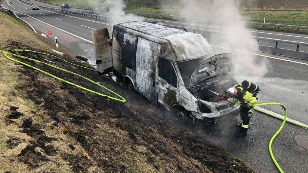 Die Feuerwehr konnte den Brand eines Lieferwagens auf der Autobahn bei Düdingen rasch löschen.