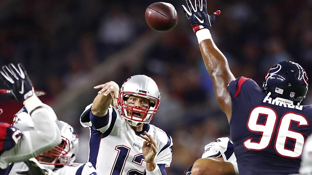 In der NFL ist eine Erhöhung der Schuldengrenze für die Klubs geplant. Im Bild Tom Brady (Nummer 12) beim Abspiel, damals noch im Dress der New England Patriots. Künftig spielt er für Tampa