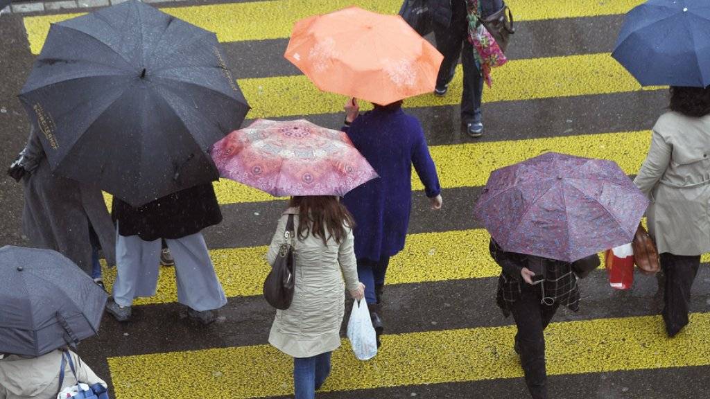 Aufgespannte Regenschirme dürften in Basel im letzten Winter vergleichsweise selten gesehen worden sein: Es gab so wenig Niederschlag wie seit 40 Jahren nicht mehr. (Symbolbild)