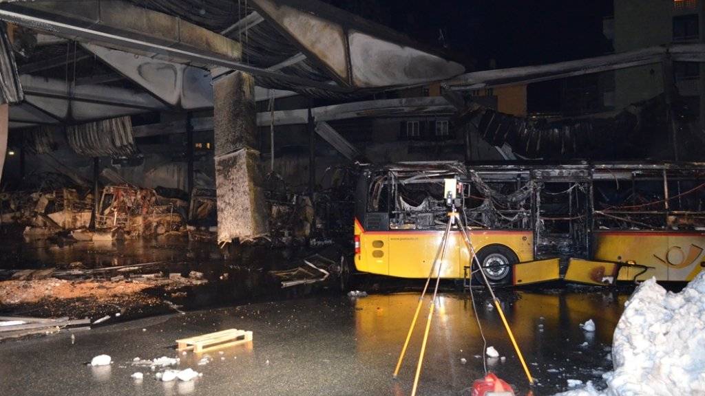 Bei einem Grossbrand in Chur wurde ein Busdepot komplett zerstört.
