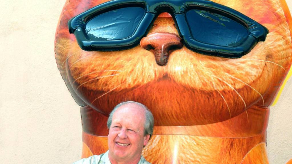 ARCHIV - Jim Davis, US-amerikanischer Cartoonist, steht bei der Weltpremiere von «Garfield: Der Film» vor einer Garfield-Figur. (zu dpa ««Ganze Welt zum Lachen bringen»: Garfield-Erfinder Jim Davis wird 75») Foto: Nina Prommer/Globe Photos/ZUMAPRESS.com/dpa