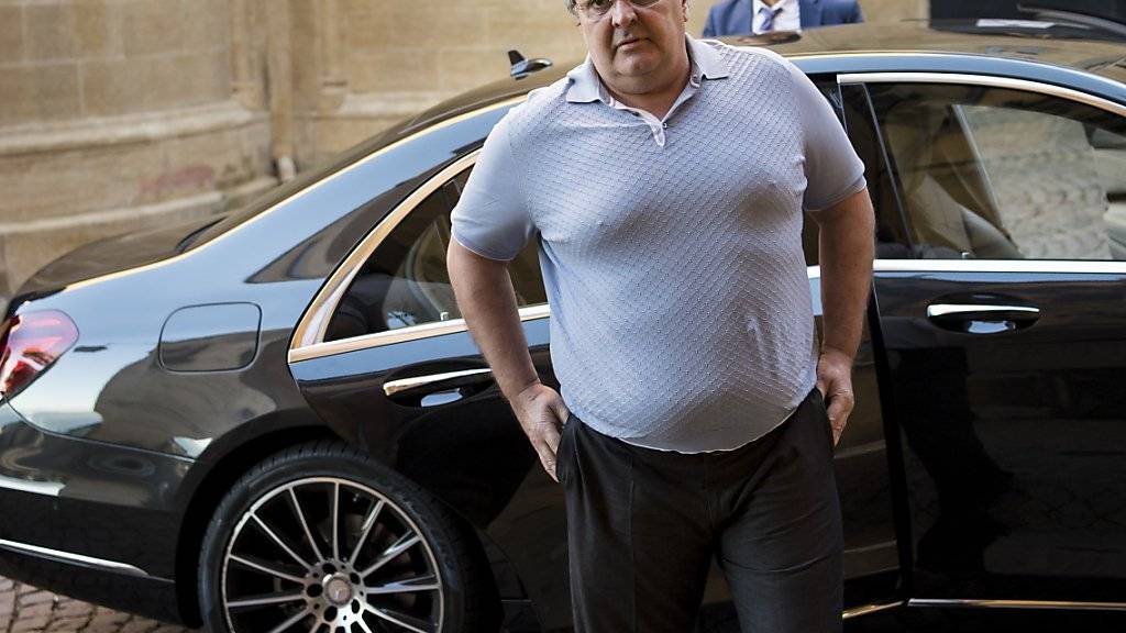 Bulat Tschagajew, ehemaliger Präsident des FC Neuchâtel Xamax, fuhr im August 2016 mit einer Limousine vor dem Strafgericht Neuenburg vor. Seit er 2013 die Schweiz verlassen musste, hat er seinen Wohnsitz in Moskau. (Archivbild)