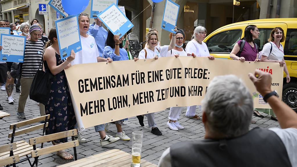 Die Arbeitsbedingungen für die Pflegefachleute sind auch nach der Annahme der Pflegeinitiative ein politischer Dauerbrenner, so im letzten Mai in Bern. (Archivaufnahme)