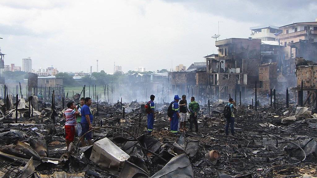 Ein Grossbrand in Brasilien zerstörte am Dienstag viele Häuser in einem Armenviertel.