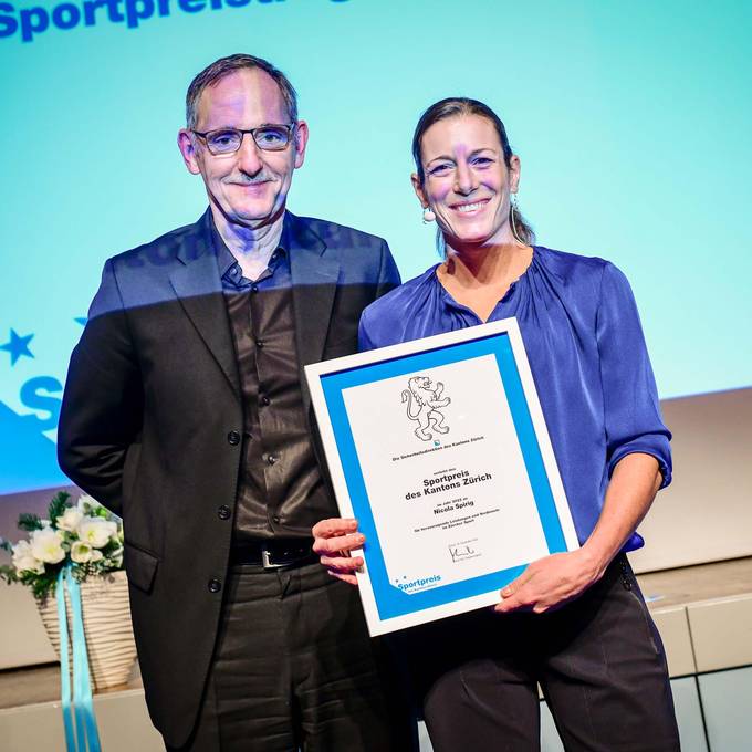Regierungsrat Mario Fehr ehrt Nicola Spirig mit erstem Zürcher Sportpreis