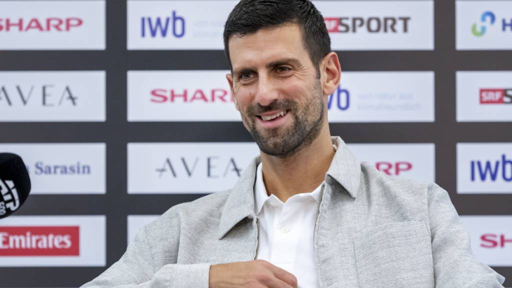 Zeigt sich bei seiner Rückkehr nach Basel gut gelaunt un lobt die Fachkompetenz des Schweizer Tennispublikums: Roger Federers ewiger Rivale Novak Djokovic