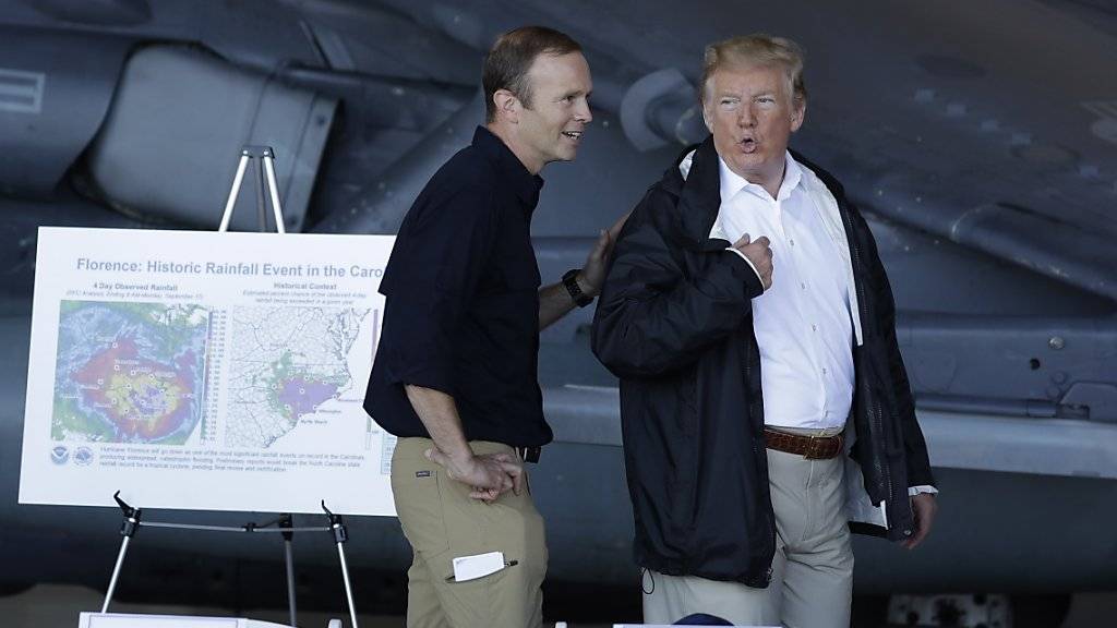 Der abtretende Chef der US-Katastrophenschutzbehörde, Brock Long, mit Präsident Donald Trump. (Archivbild)
