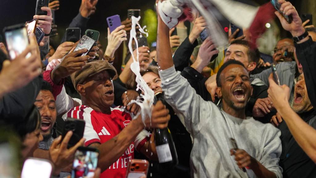 Fans feiern den Meistertitel von Arsenal