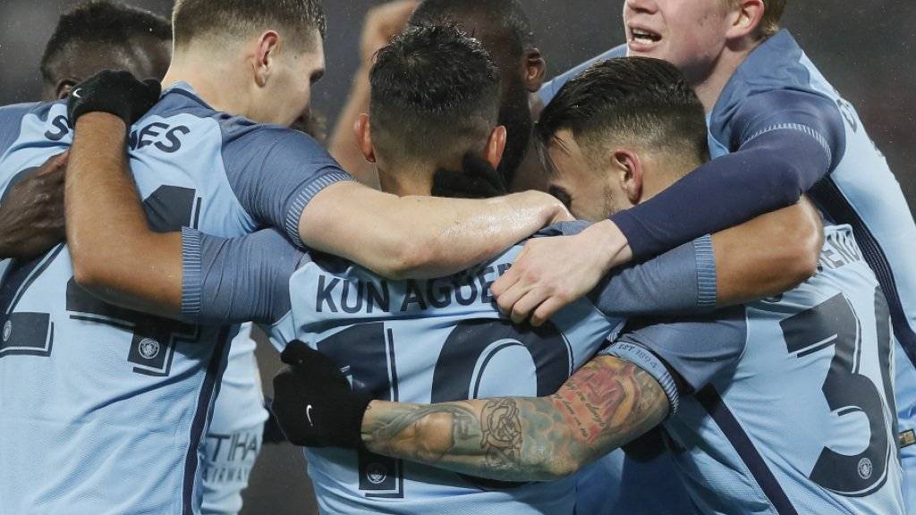 Die Spieler von Manchester City feiern im Cup gegen West Ham ein Torfestival
