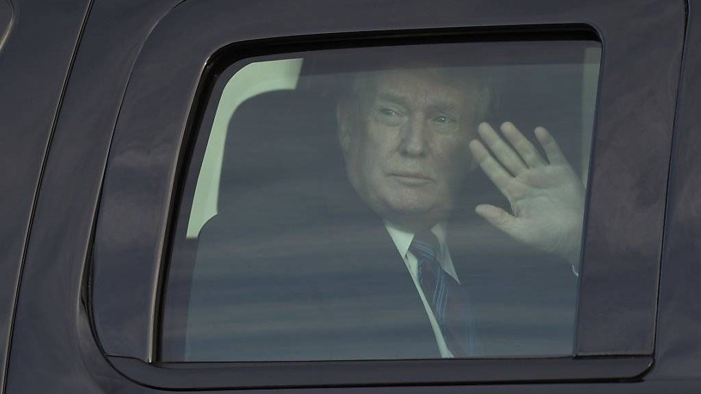 US-Präsident Donald Trump hat sich am Freitag (Ortszeit) auf dem Weg zum Medizincheck in einem US-Militärspital gemacht.