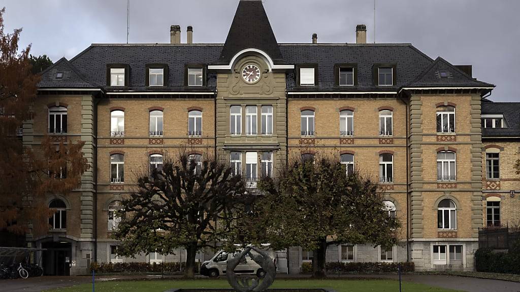 Das Hauptgebäude des Psychiatriezentrums Münsingen. Die Institution steht vor einem Zusammenschluss mit den Universitären Psychiatrischen Diensten Bern. (Archivbild)