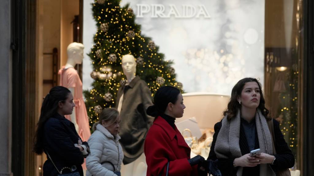 Die Staatsanwaltschaft Mailand verlangt von Luxusmarken wie Prada, Armani und Gucci genaue Auskunft über deren Lieferketten. Dabei geht es um die Arbeitsunternehmen in Subunternehmen. (Archivbild)