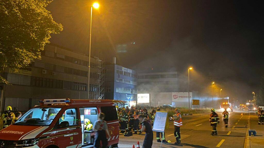 Im Industriegebiet von Rotkreuz war am Freitagabend ein Brand mit starker Rauchentwicklung ausgebrochen.