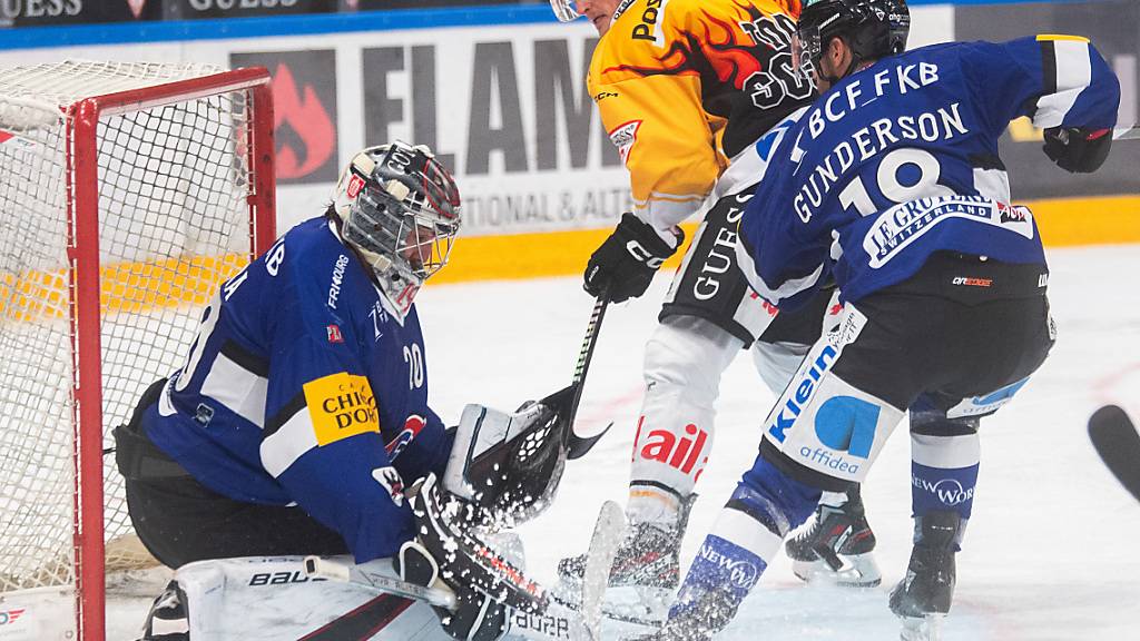 Lange nicht mehr gesehen: Fribourg-Goalie Reto Berra wehrt sich gegen Lugano vergeblich gegen eine Niederlage