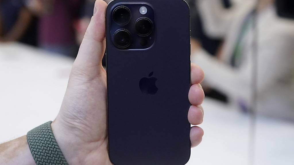 Der beliebteste Smartphone-Hersteller in der Schweiz ist Apple: Bei einer Umfrage des Vergleichsdienstes Moneyland gab fast die Hälfte der Befragten an, ein iPhone zu nutzen. Auf Platz zwei folgten die Modelle des südkoreanischen Herstellers Samsung. (Archivbild)