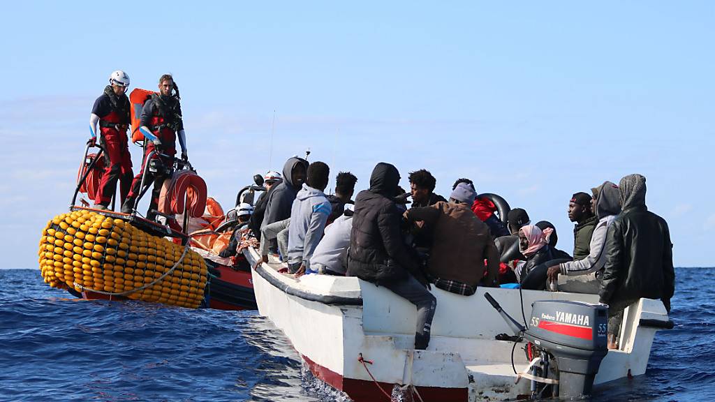 Seenotretter nähern sich einem Boot mit 30 Migranten auf dem Mittelmeer vor der Küste Libyens. (Archivbild)