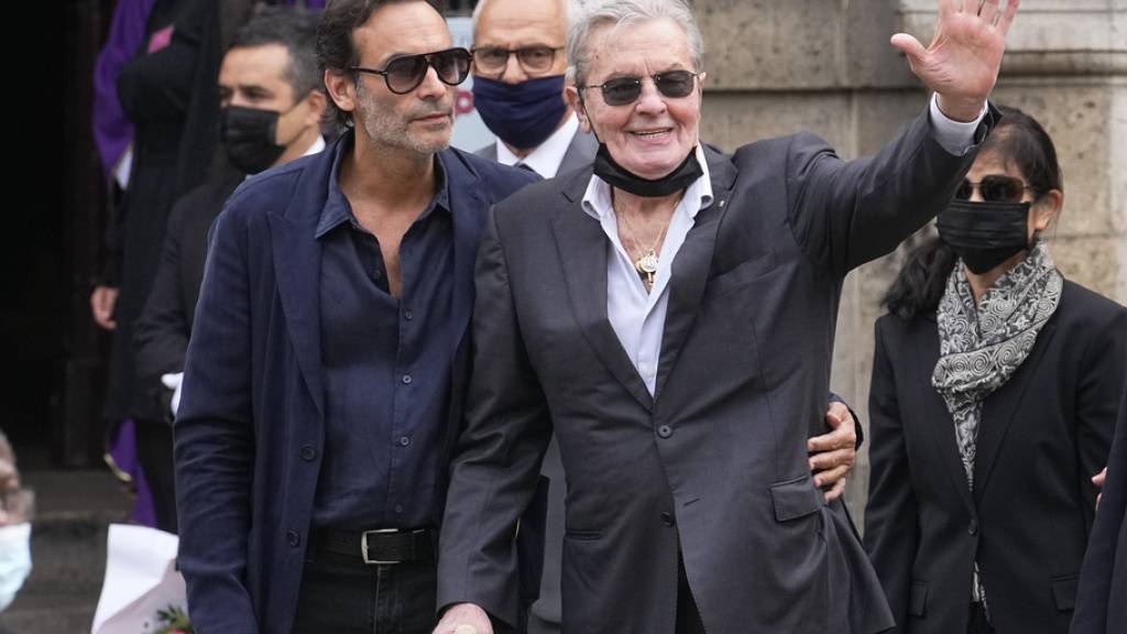 Der schweizerisch-französische Schauspieler Alain Delon (Rechts) und sein Sohn Anthony an der Beerdigung ihres Kollegen Jean-Paul Belmondo in Paris im Jahr 2021. (Archivbild)