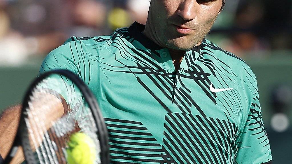 Roger Federer schlägt eine Rückhand gegen Tomas Berdych