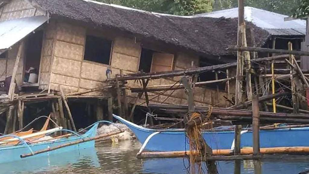 HANDOUT - Ein beschädigtes Haus in der Stadt Hinatuan. Foto: Uncredited/LGU HINATUAN/dpa - ACHTUNG: Nur zur redaktionellen Verwendung im Zusammenhang mit der aktuellen Berichterstattung und nur mit vollständiger Nennung des vorstehenden Credits