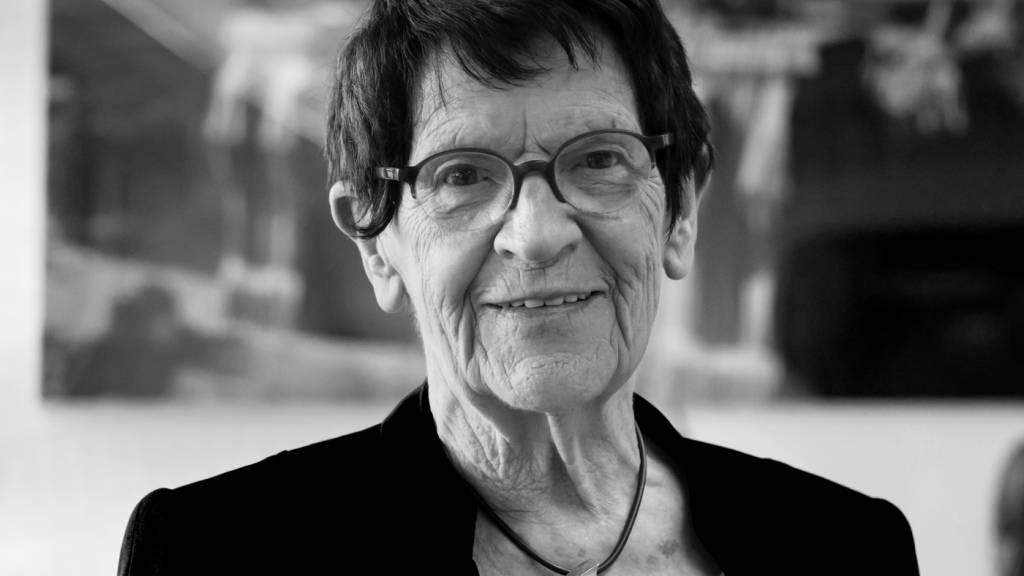 ARCHIV - Rita Süssmuth (CDU) steht in ihrem Büro im Deutschen Bundestag. Die frühere Bundestagspräsidentin starb im Alter von 88 Jahren. Foto: Bernd von Jutrczenka/dpa