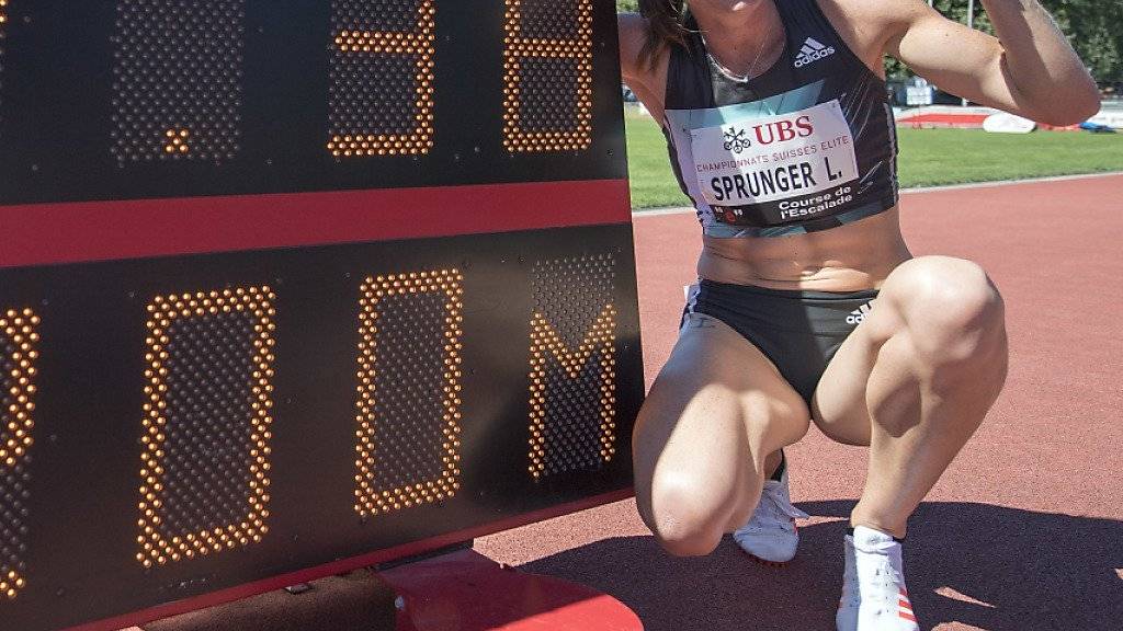 Daumen hoch nach dem Schweizer Rekord über 200m: Lea Sprunger