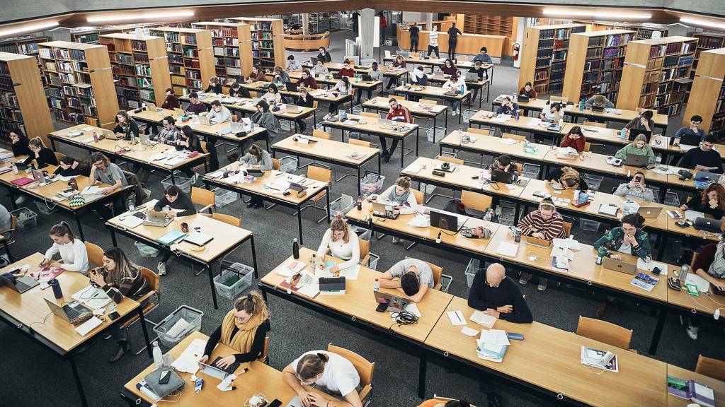 Einblick in die Universitätsbibliothek St. Gallen. Der Nationalrat forderte am Dienstag zusätzliche Mittel für die Bildung.