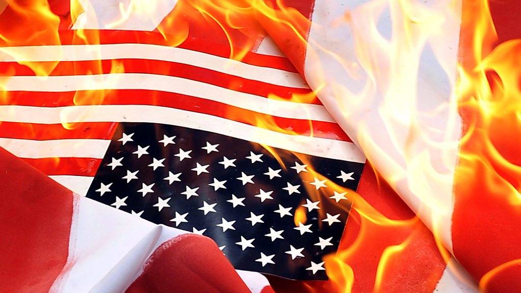 Demonstranten haben am amerikanischen Nationalfeiertag aus Protest gegen den Rassismus Fahnen verbrannt. (Archivbild)