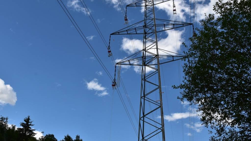 Bei Arbeiten an dieser Hochspannungsleitung in Rueun GR erhielt der 44-jährige Techniker einen tödlichen Stromschlag.