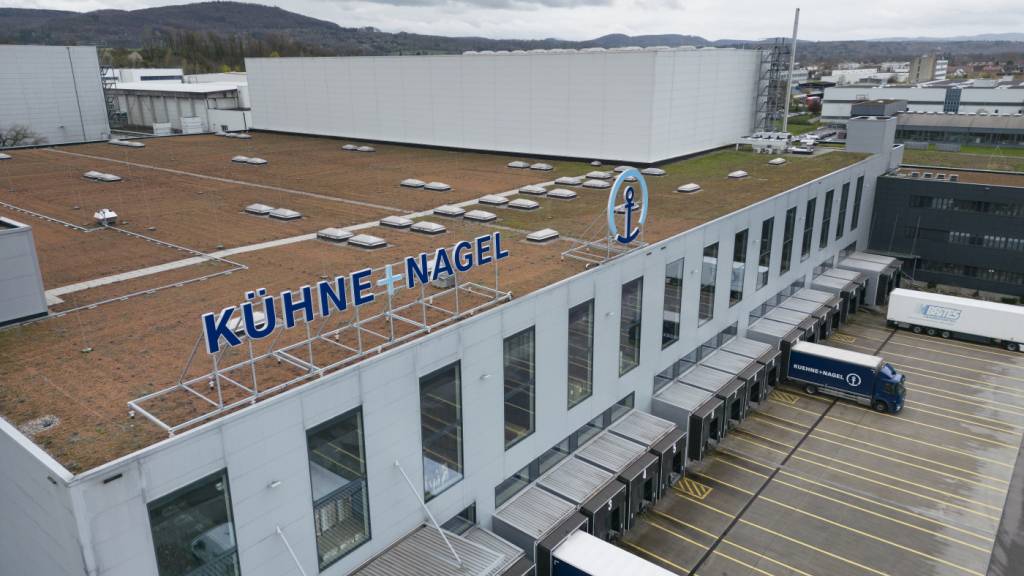 Der Logistikkonzern Kühne+Nagel und Swiss stärken ihre Partnerschaft für nachhaltigere Luftfahrt. (Archivbild)